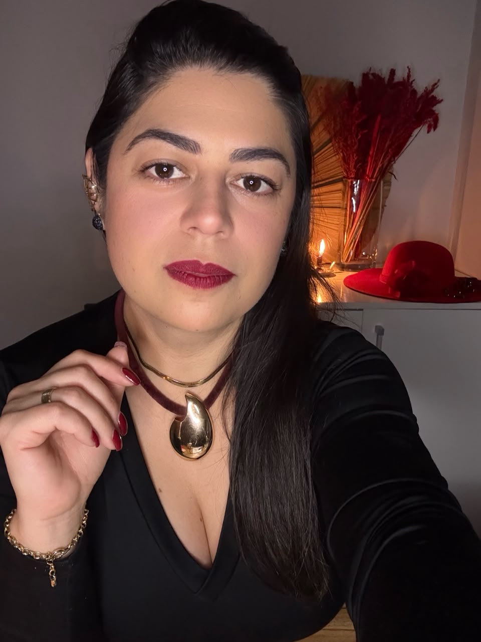 Mulher em luz quente, em um momento de introspecção